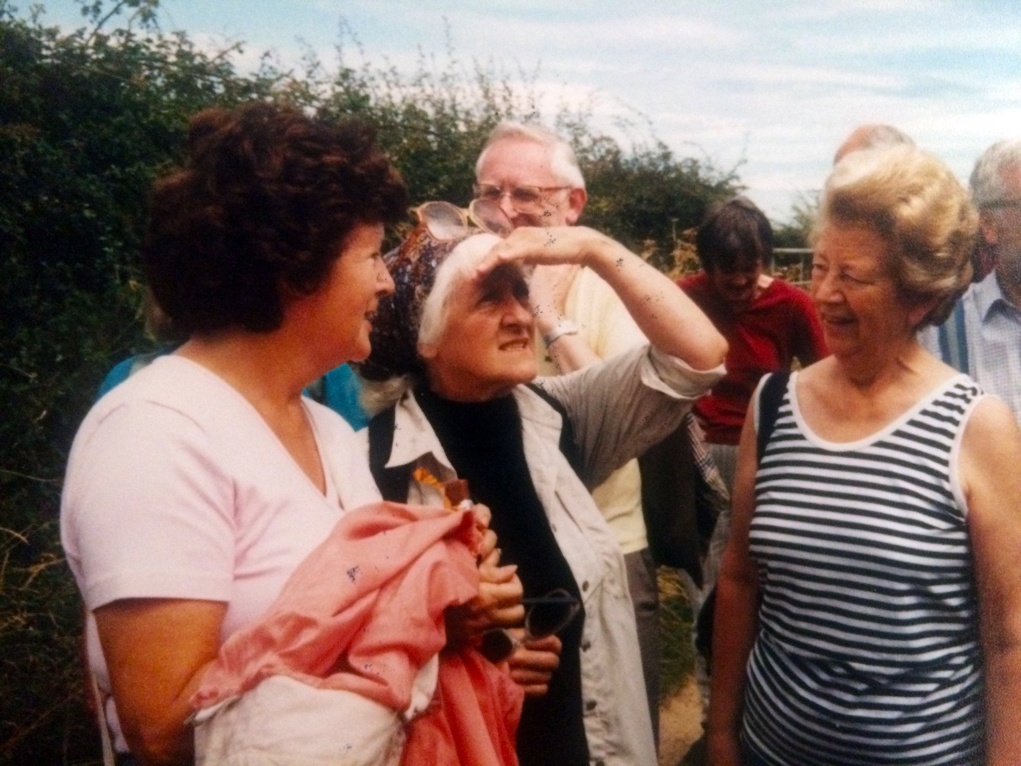 Thomas Hardy Conference 26.07.98 Walk with Margaret Marande to Keeper's Cottage and Druce Farm. Pause to chat and admire the view! 